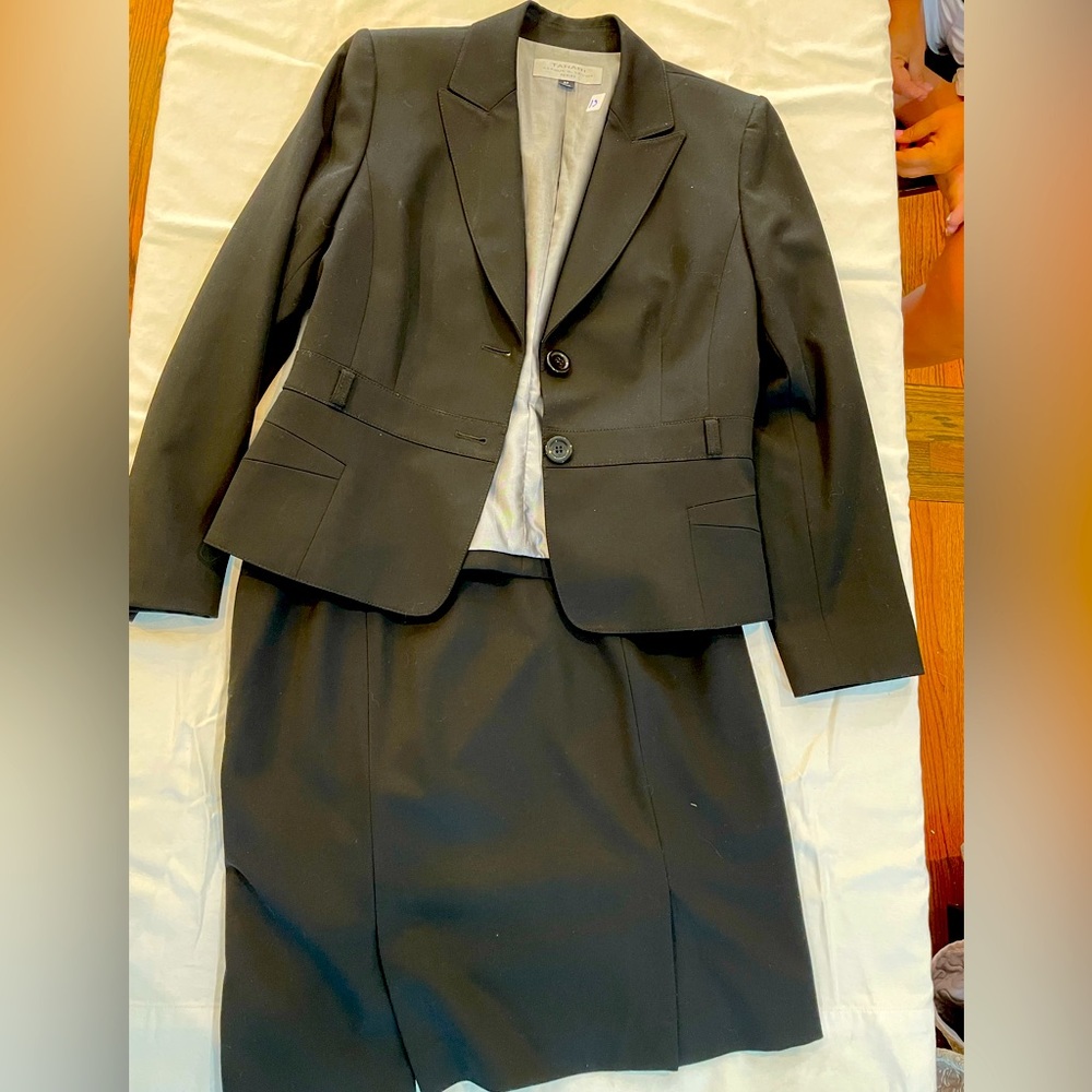 Black TAHARI suit 8P